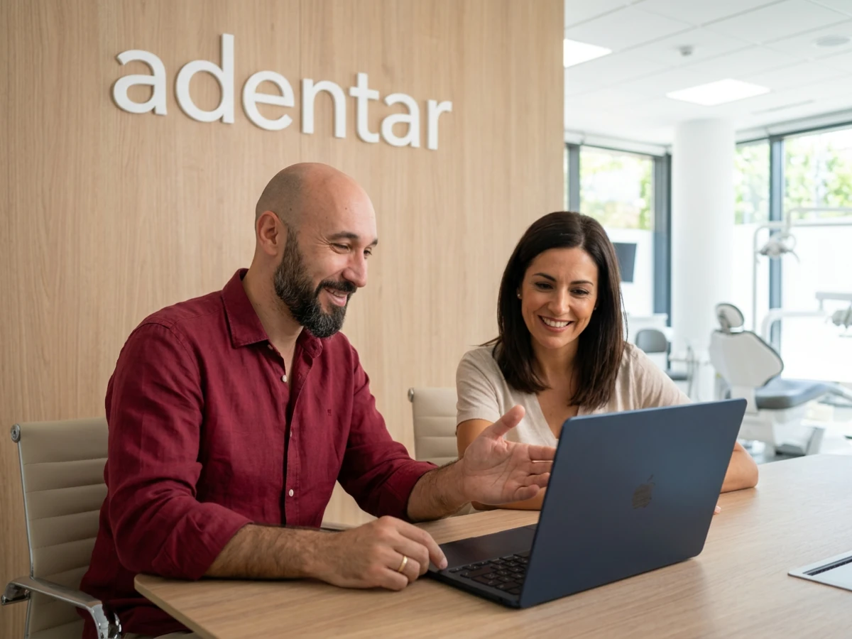 Javier Luján explicando los resultados de una campaña de Google Ads a la responsable de una clínica dental