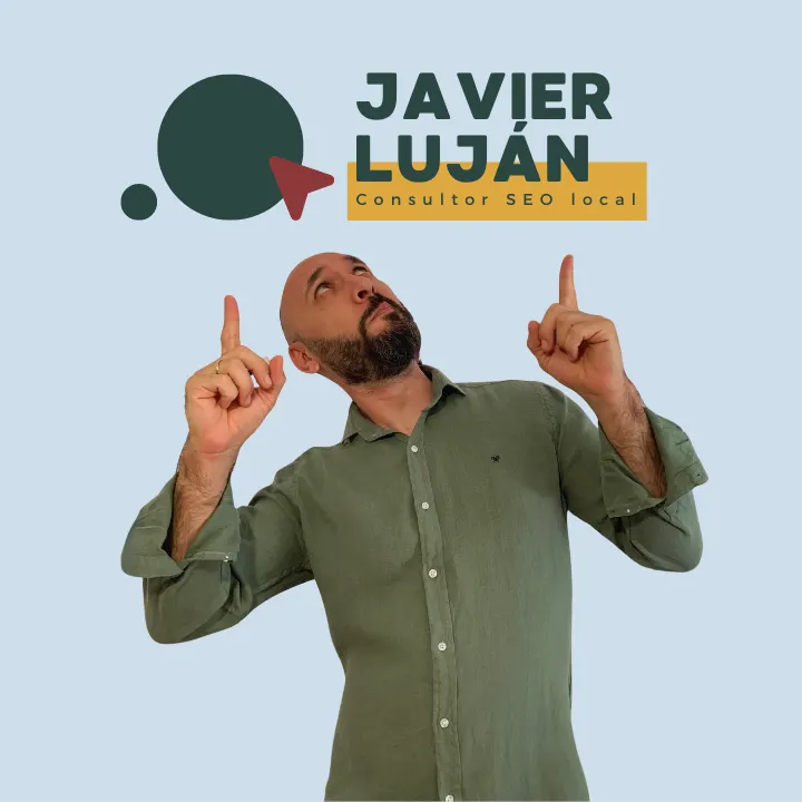 Javier Luján señalando con los dedos su logotipo